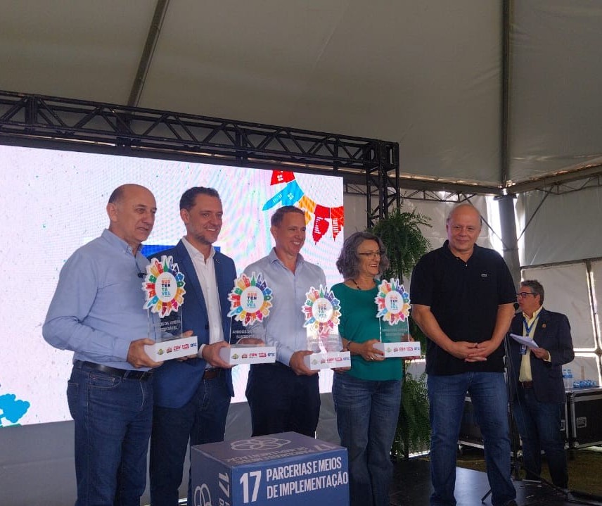 GMC entrega troféu Amigos da Arena Sustentável