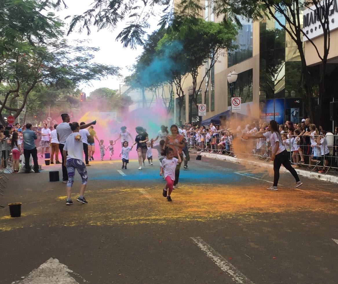 Pais viram criança em corrida das cores em Maringá