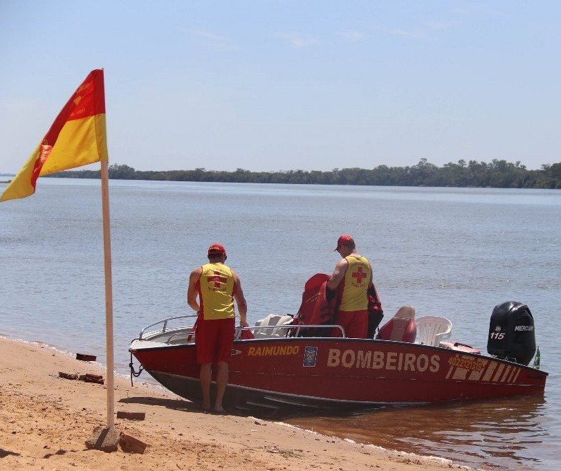 Bombeiros procuram homem que desapareceu no Rio Paraná após pular de embarcação