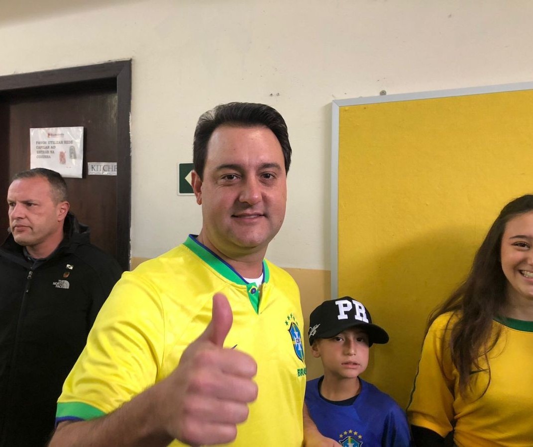 Ratinho Junior vota em Santa Felicidade e reafirma apoio a Bolsonaro