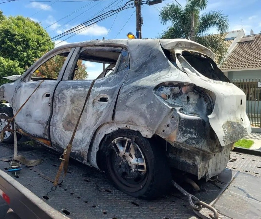 Carro encontrado incendiado foi usado em assassinato no Jardim Alvorada; vítima foi identificada