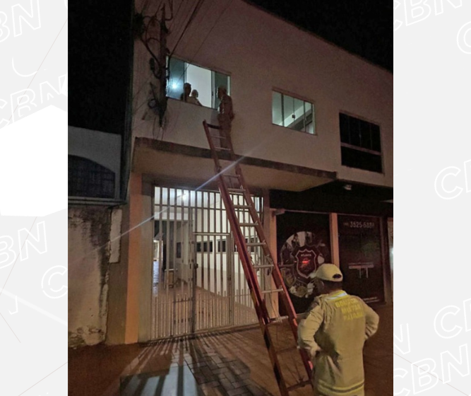 Bombeiros entram em imóvel pela janela e retiram bebê deixado sozinho