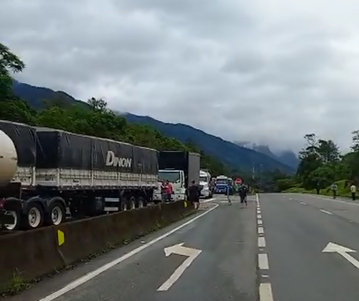 Caminhoneiros seguem bloqueando mais de 70 pontos em estradas federais e estaduais no Paraná 