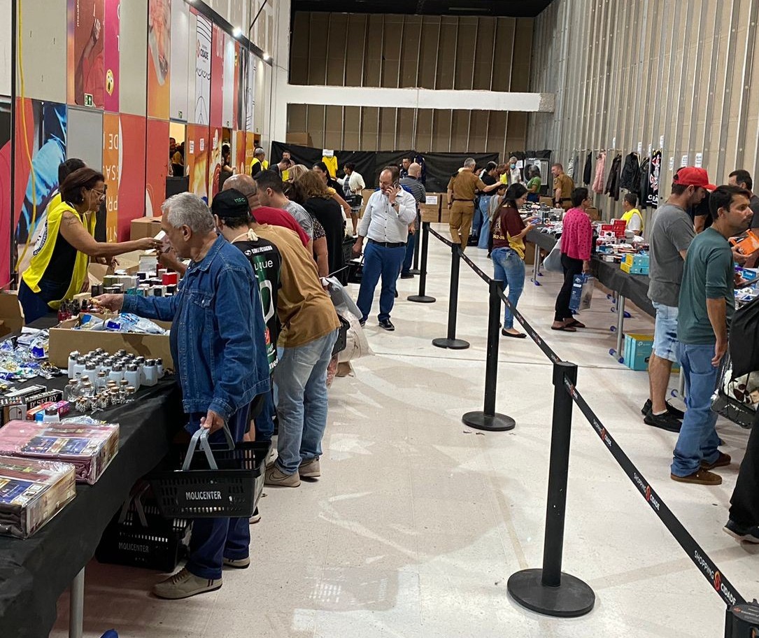 Maringaenses encaram horas na fila para comprar em bazar do Conseg