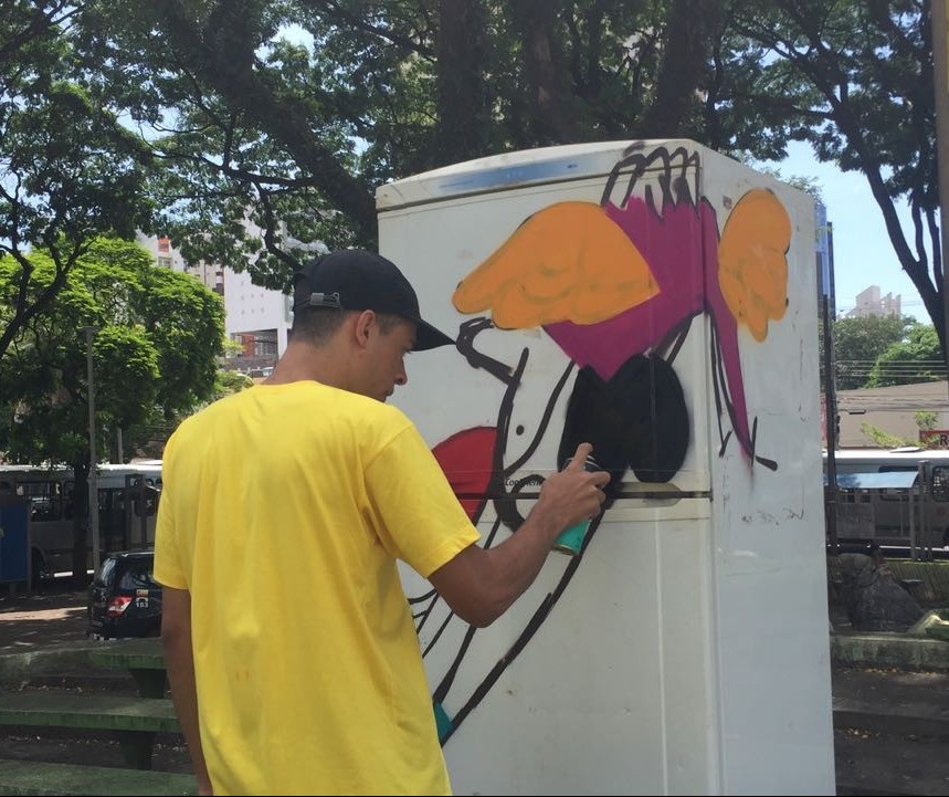 Grafiteiros pintam geladeiras que vão ganhar livros
