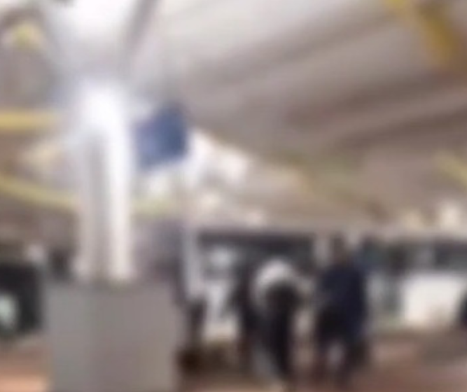 Duas pessoas ficam feridas em briga generalizada no terminal urbano