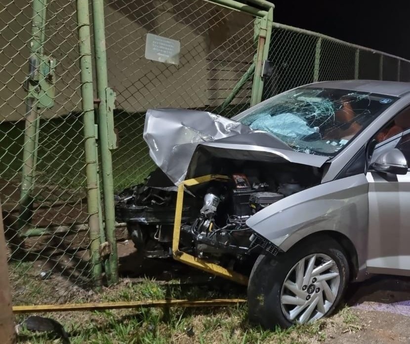 Carro bate em estrutura de praça de pedágio desativada e motorista morre