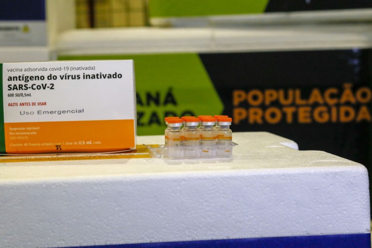Maringá recebe 4.195 doses de vacinas contra o coronavírus e 12.590 contra a gripe