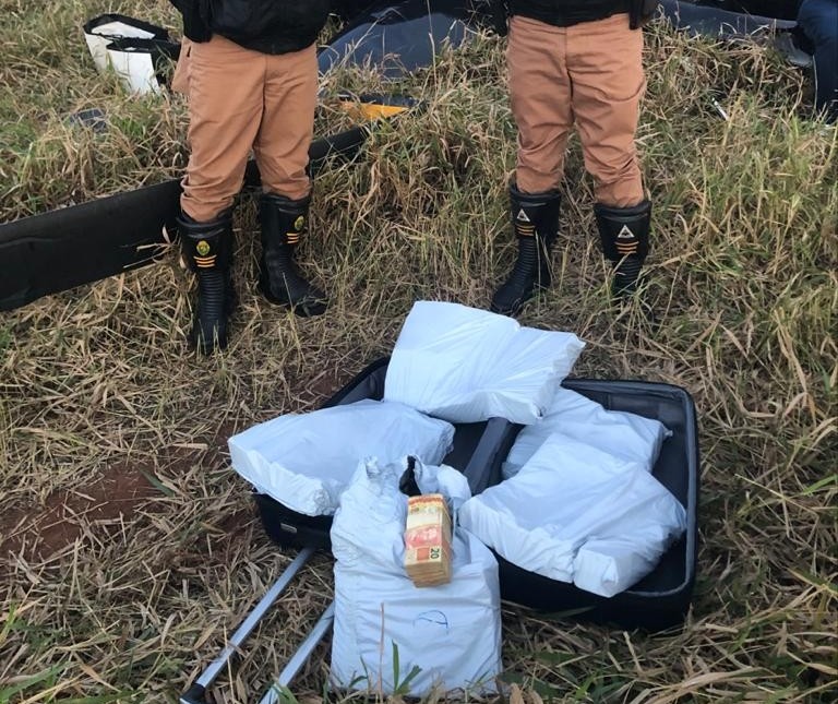 Polícia encontra mala cheia de dinheiro transportada em helicóptero