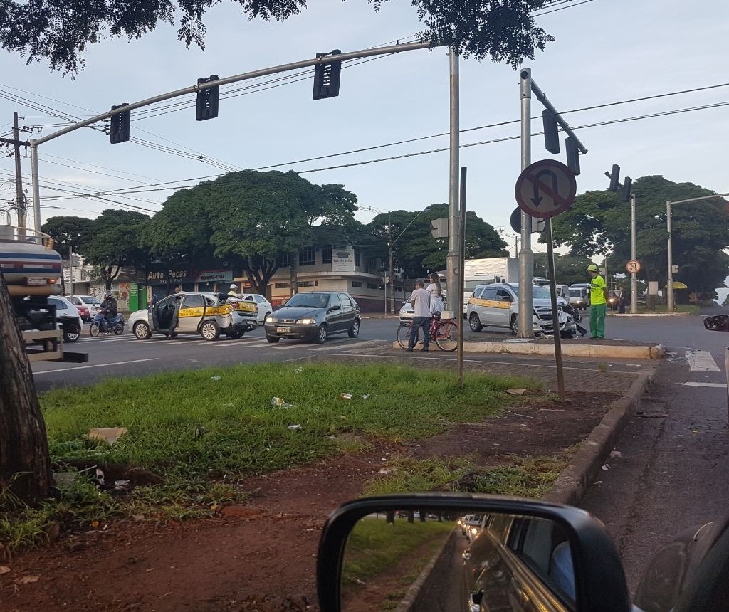 Batida entre dois táxis é registrada em Maringá