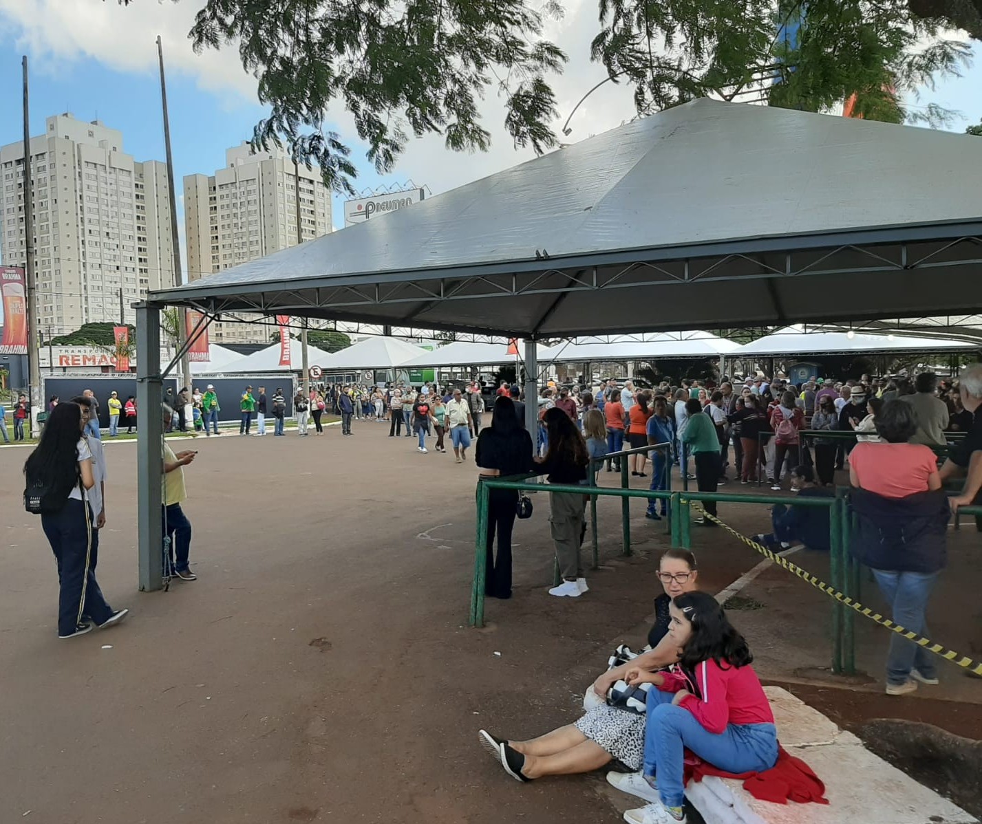 Apoiadores aguardam chegada do presidente Bolsonaro à Expoingá