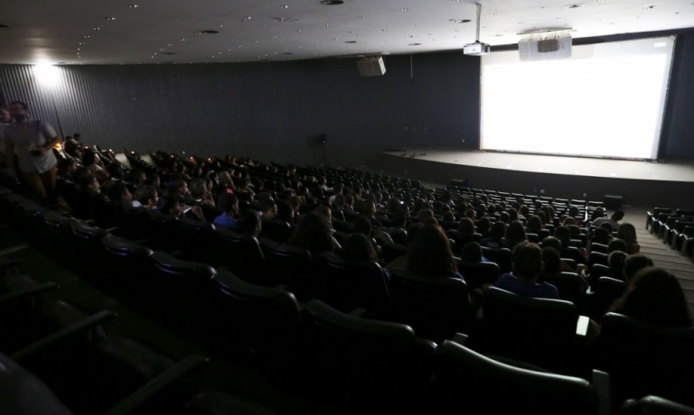 As diferenças entre os cinemas brasileiro e norte-americano