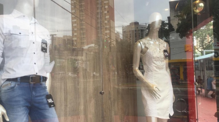 Tradição da roupa branca toma conta de vitrines