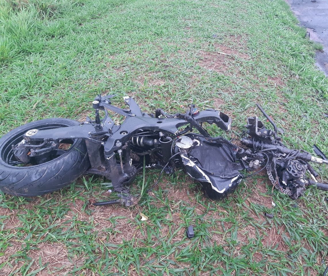 Motociclista morre após colidir contra caminhão na BR-376