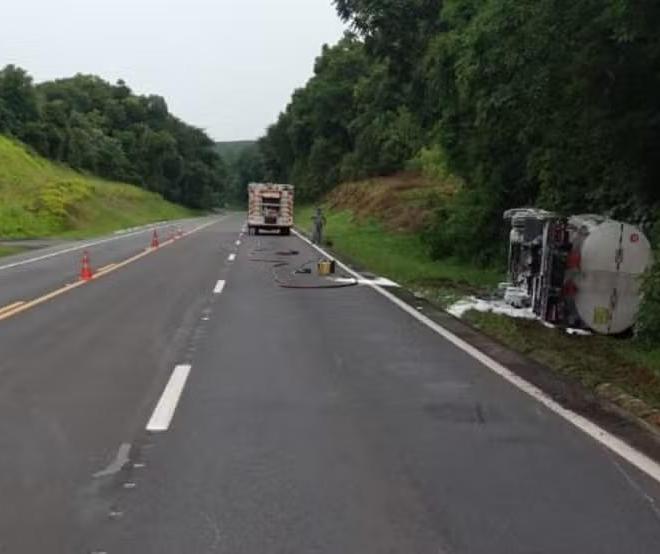 Irati: BR-277 é interditada após tombamento de caminhão com combustível