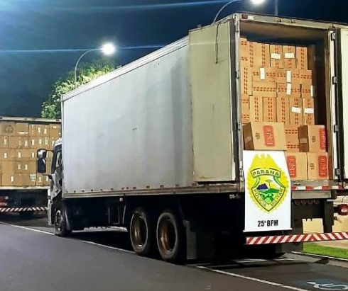 Polícia apreende caminhões frigoríficos lotados de caixas de cigarros