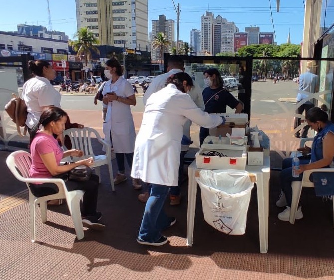 Agentes de saúde vacinam população contra Covid-19 no Terminal Urbano de Maringá