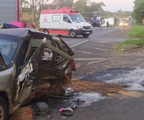 Mulher morre em acidente entre carro e caminhonete na BR-376 em Guairaçá