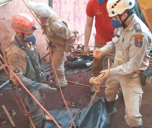 Após 4 dias de trabalho, bombeiros resgatam cadáver em poço em Campo Mourão