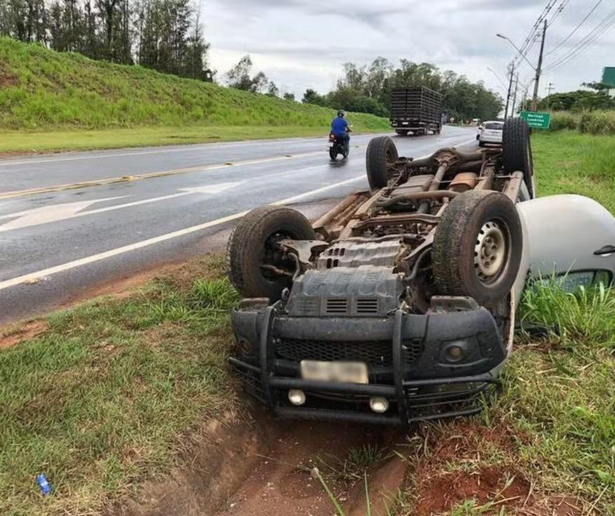 Prefeito e primeira-dama grávida ficam feridos após caminhonete capotar