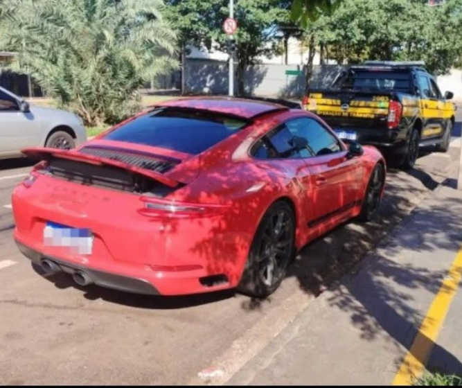 Carro de luxo é apreendido com 90 multas em Maringá