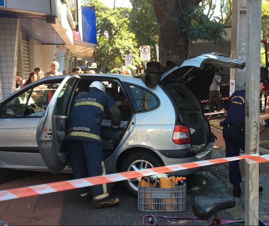 Em acidente, carro invade lotérica no centro de Maringá