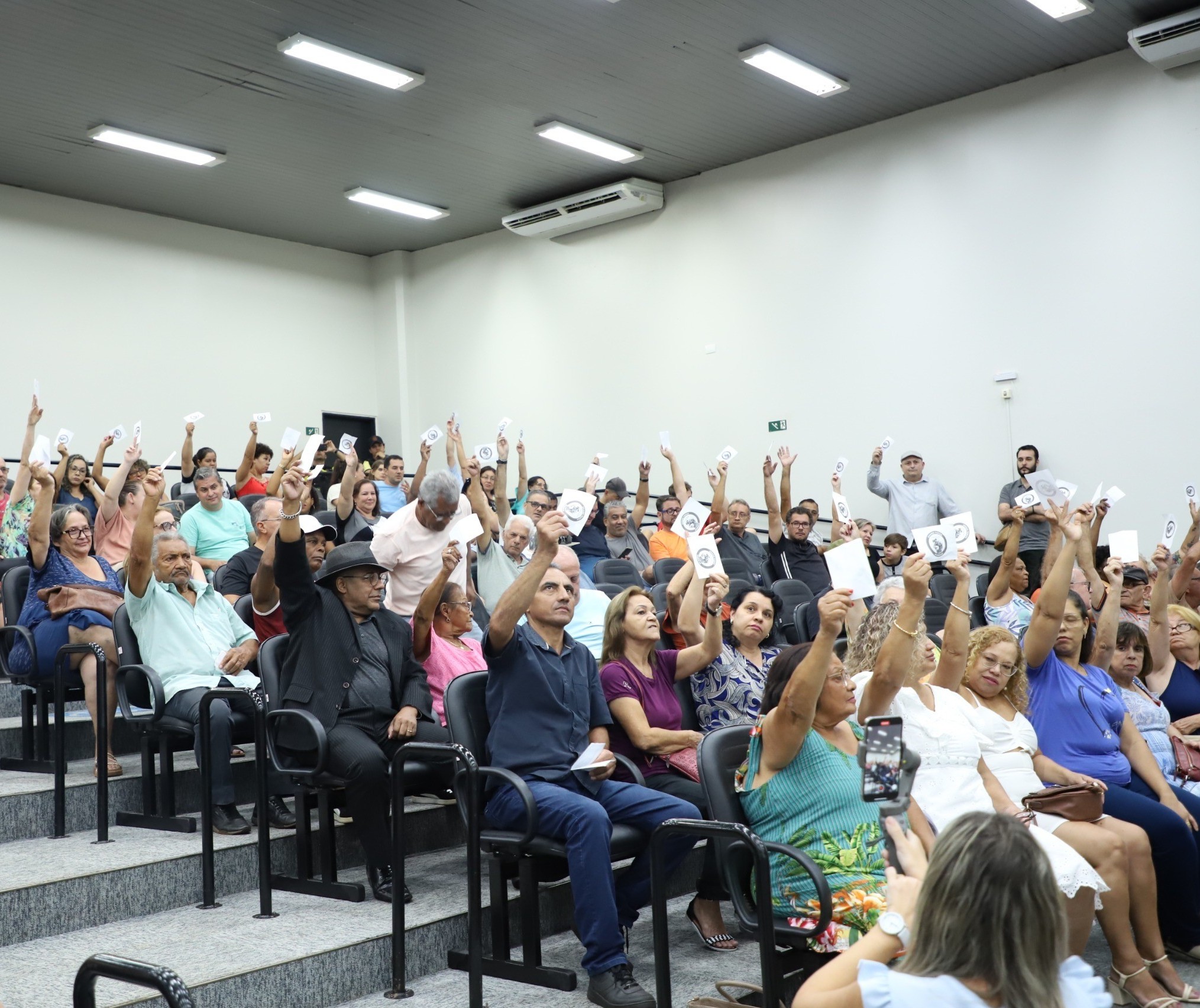 Servidores municipais de Maringá aprovam proposta do Executivo