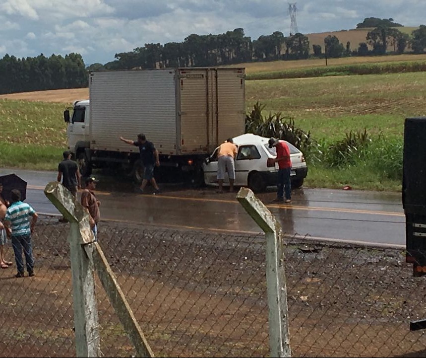 Acidente entre carro e caminhão deixa vítimas presas às ferragens