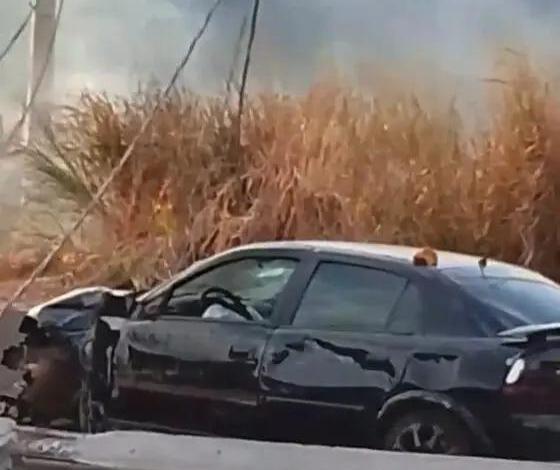 Motorista perde controle, arranca poste e causa explosão em Paiçandu