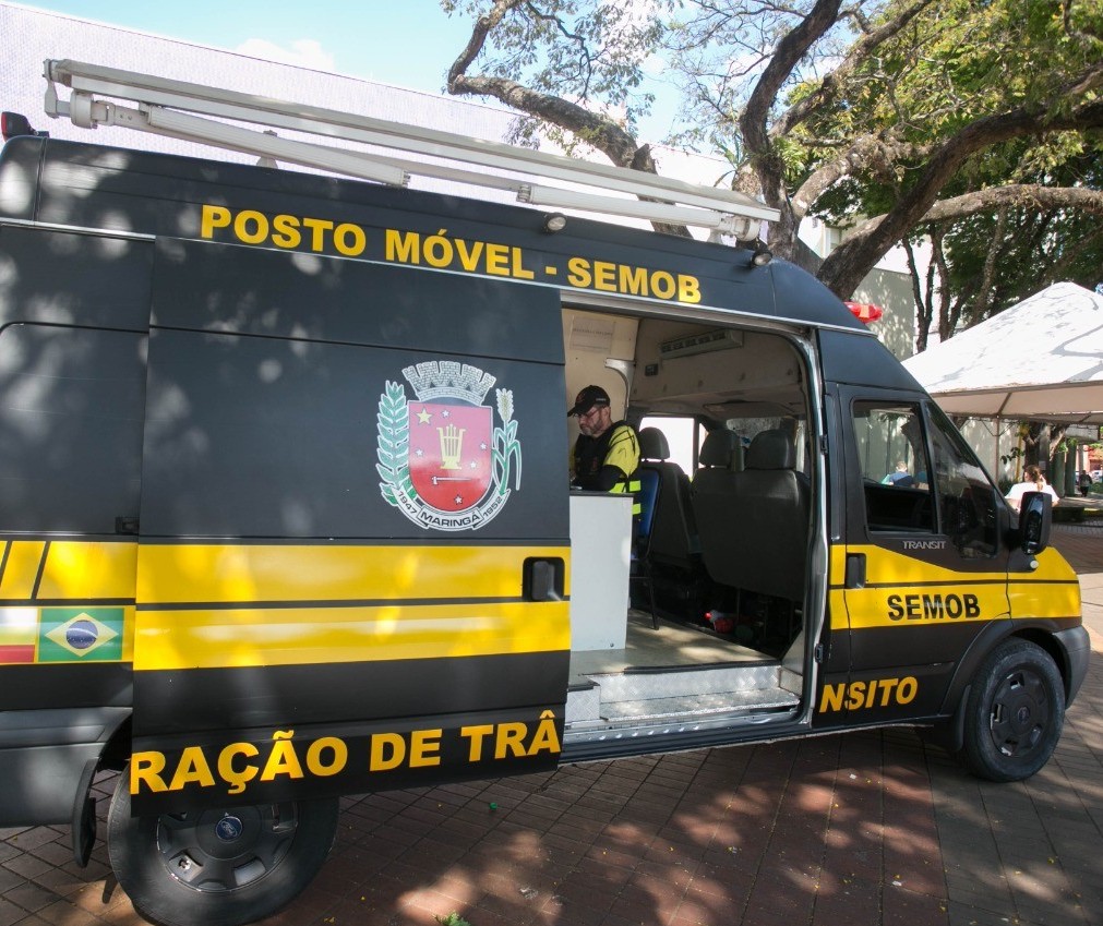 Posto móvel faz consultas de CNHs e de veículos ao lado da prefeitura