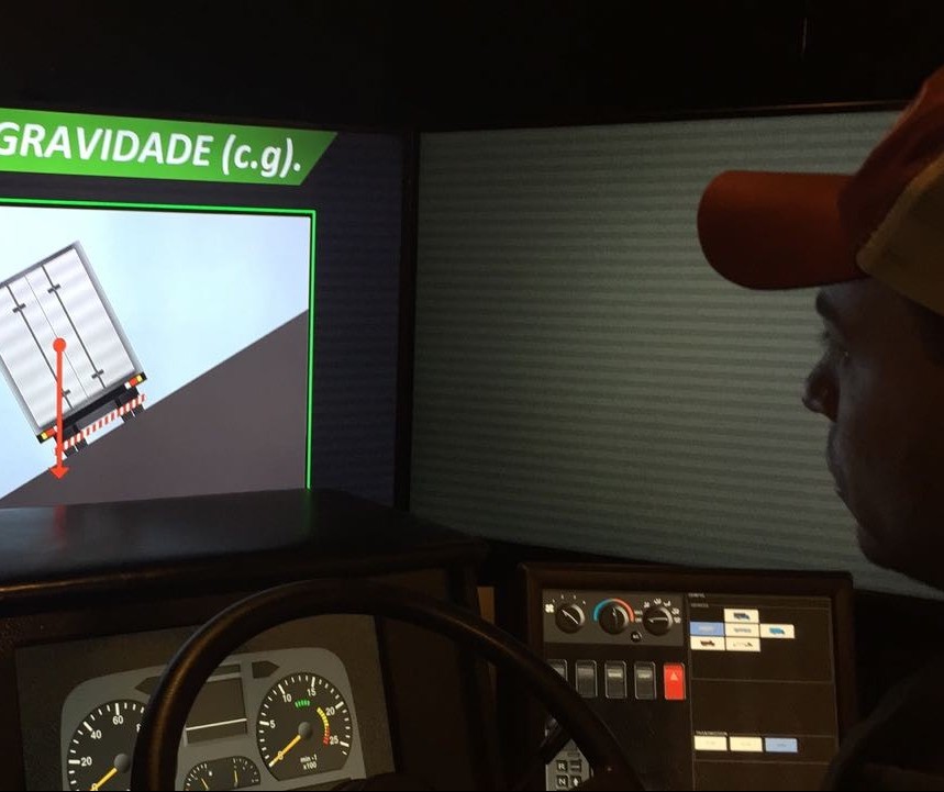 Simulador é usado para treinar motoristas de caminhão
