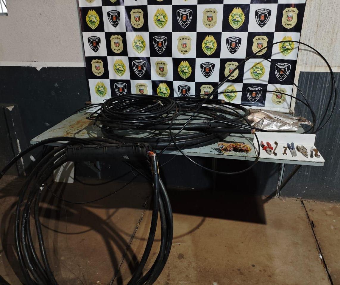 Suspeitos são presos em flagrante furtando fiação de telefonia e internet