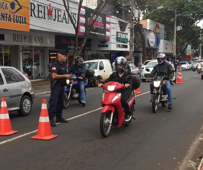 Agentes da Guarda Municipal orientam sobre os equipamentos de segurança em motocicletas