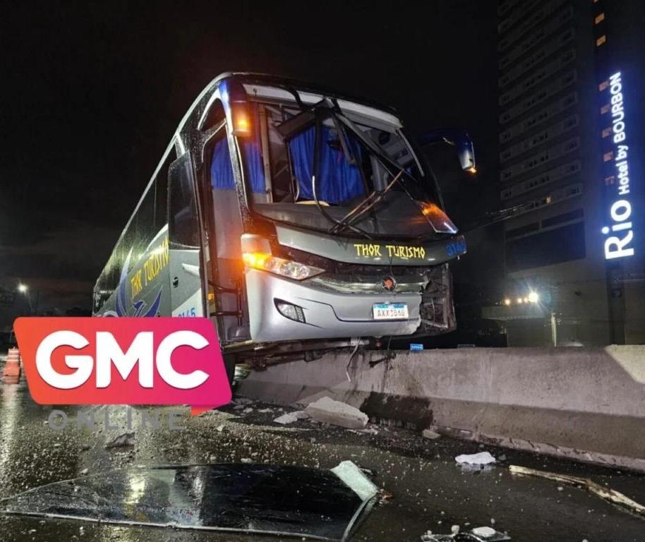 Ônibus bate em mureta do viaduto do Trevo do Catuaí em Maringá