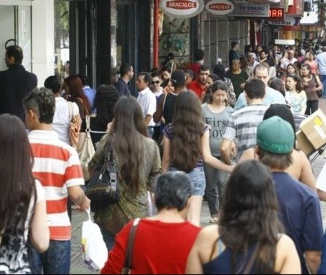 Lojas do comércio de rua podem estender horário de funcionamento nessa sexta-feira (11)