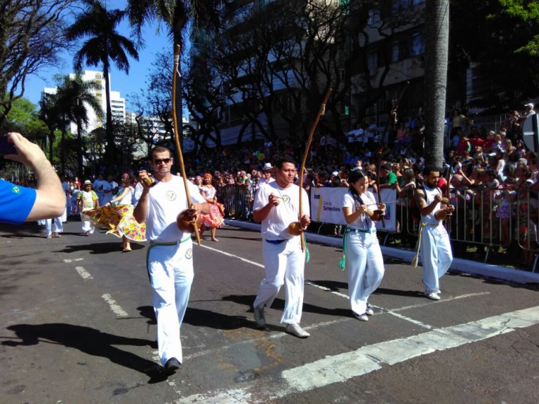 Maringaenses lotam arquibancadas para acompanhar desfile de 7 de setembro