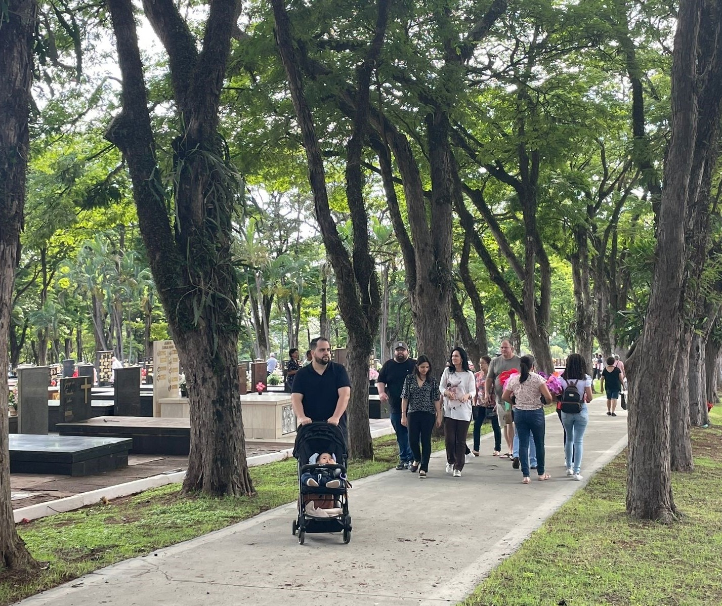 Cemitério Municipal de Maringá deve receber 130 mil visitantes até final do dia