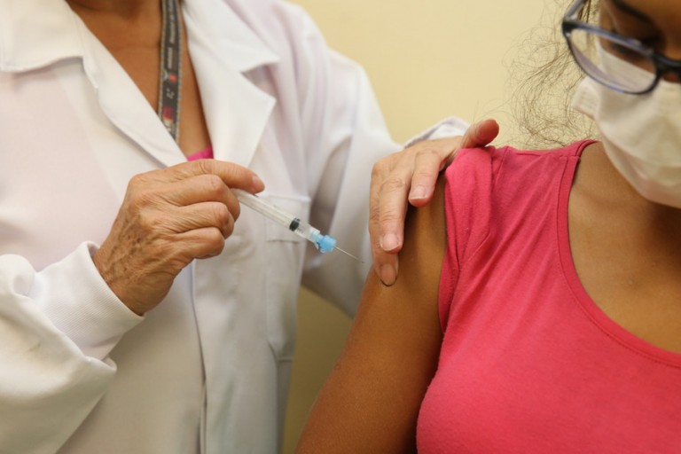 Profissionais da saúde são vacinados com a primeira dose em Maringá neste sábado (27)