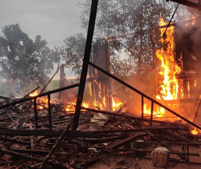 Bombeiros combatem incêndio em barracão 