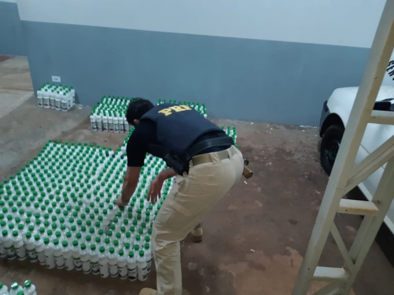 Quase mil frascos de cocaína diluída foram apreendidos pela PRF
