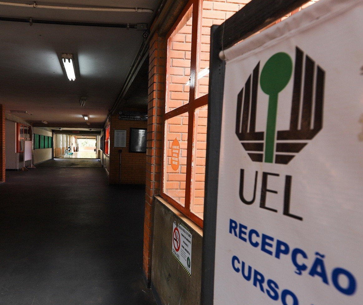 Professores da UEL decidem manter greve até sexta-feira (10)