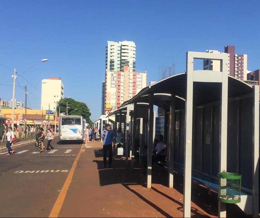 Obras interditam trechos e mudam pontos de ônibus em Maringá
