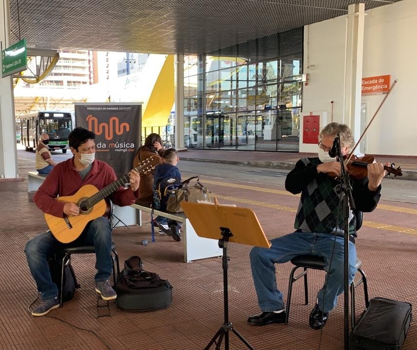 Apresentação de músicos no Terminal Urbano alegra passageiros e funcionários