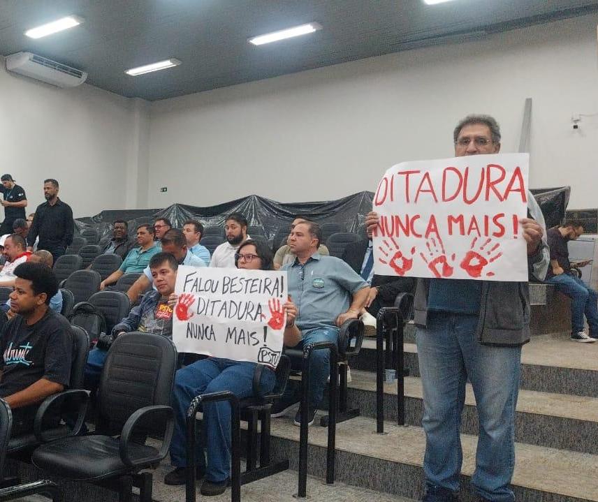 Momentos de tensão na Câmara Municipal durante manifestação contra vereadora