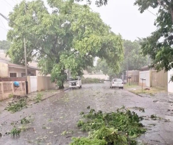 Chuva causa estragos e deixa milhares de imóveis sem energia em Maringá