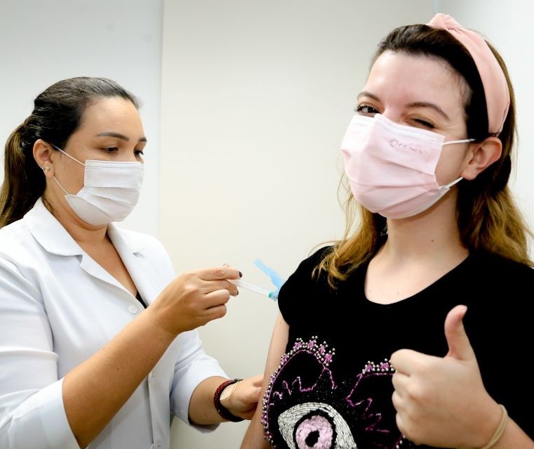 Maringá: Saúde aguarda nota técnica para montar estratégia de vacinação da dose de reforço, diz secretário