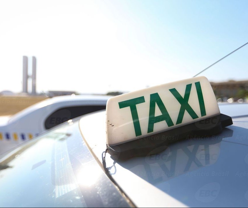 No terceiro dia de vistoria dos táxis, motoristas reclamam de exigências