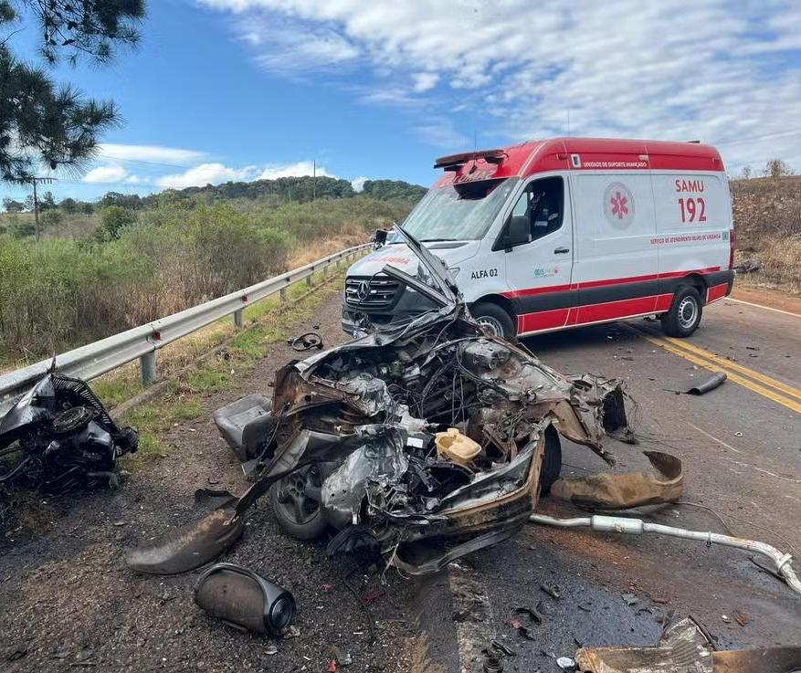 Picape parte ao meio em acidente e dois jovens morrem na PR-170