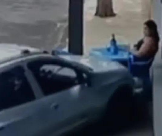 Mulher é atropelada na calçada pelo ex-companheiro; veja o vídeo
