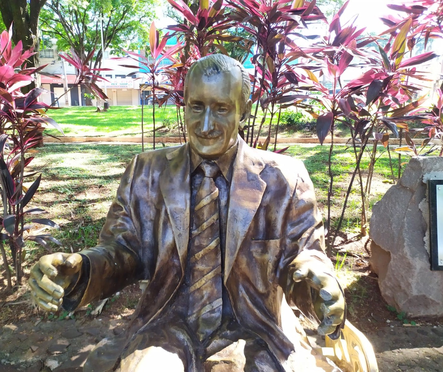 Escultura de pioneiro instalada em praça de Maringá é alvo de ladrões